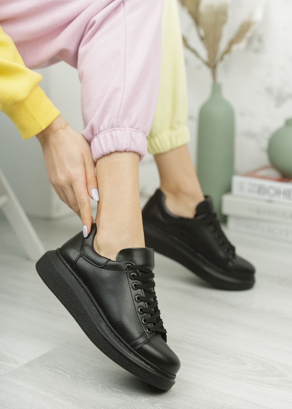 Women's Pluto Onyx Black-5